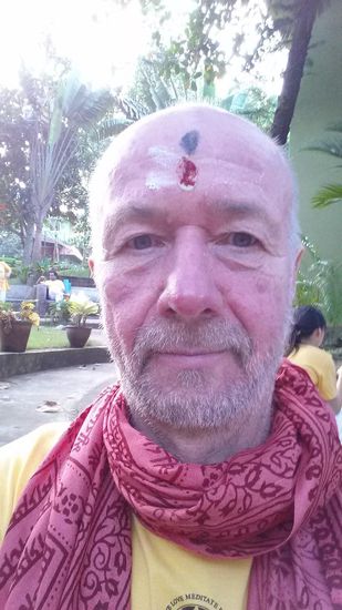 Zum Kursbeginn wird eine Puja celebriert mit anschliesender Segnung