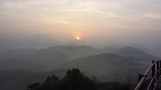 Wir sind morgens auf einen Gipfel mit Tempel gestiegen und warten auf den Sonnenaufgang