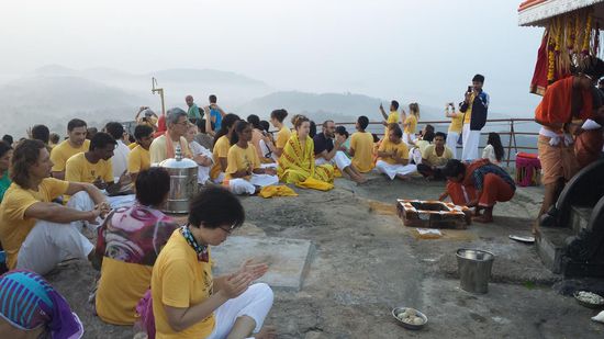 Anschliessend Satsang mit Aarti