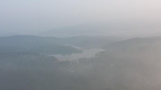 Durch den Morgendunst kann man den Neyyar Stausee erblicken.