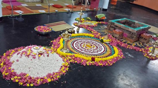 Eine Feuerpuja ist vorbereitet worden.