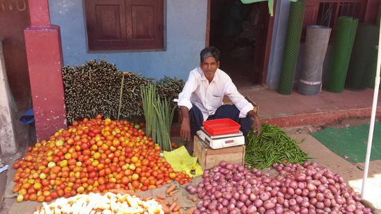 Ein Händler bietet seine Ware an