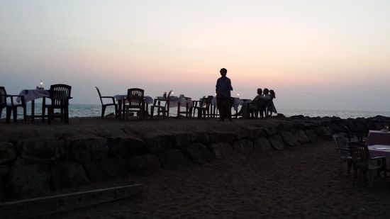 Der Kellner wartet auf Gäste im Strandrestarant.