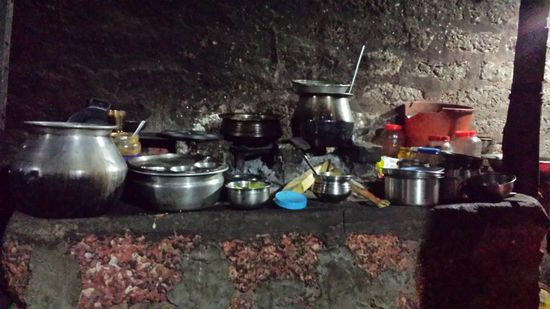 An einem Abend gehen wir zu einem privaten Restaurant.
Das Essen war leider nicht viel billiger als an der Strasse und nicht besser.