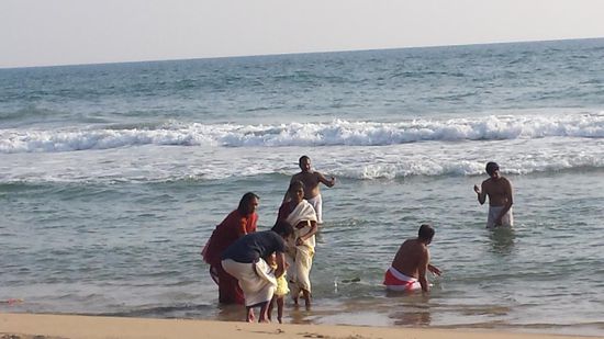Am Wochenende kommen viele Inder nach Varkala um im Meer für verstorbene Angehörige zu opfern.
