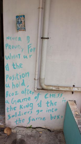 2 Lebensweisheiten an der Wand unseres Hotels