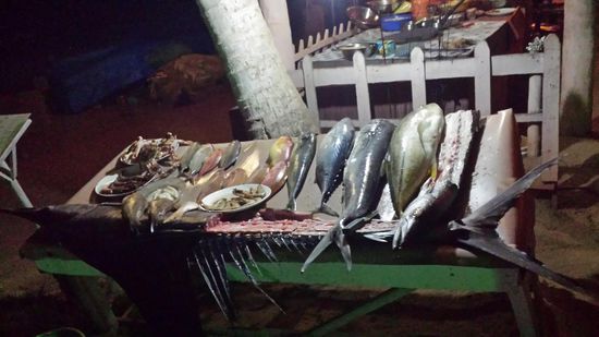 Die Klippe von Varkala ist ist mit vielen Restaurants bebaut, die ihre Waren anbieten. Mehr Bilder von Varkala könnt ihr in meinem Reisebericht von 2011 sehen.