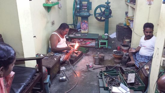 Ein Goldschmied bei seiner Arbeit