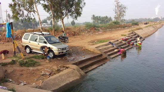 Fahrt von Hospet nach Hampi über den Kanal, wo einiges gewaschen wird.