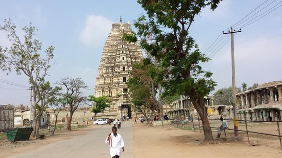 Wer mehr über Hampi und seine Geschichte erfahren möchte, kann hier mehr bei wikipedia lesen. https://de.wikipedia.org/wiki/Hampi
Da das Gelände von Hampi 26 qkm groß ist, miete ich mir ein Fahrrad um das Gelände zu erkunden.