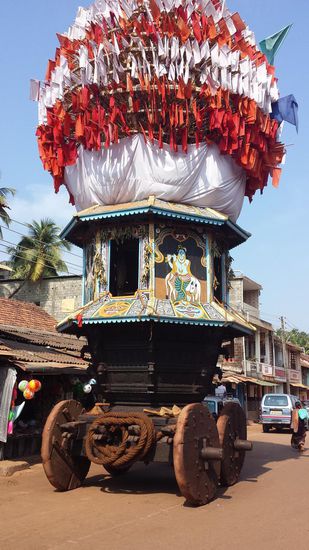 Diese Wagen standen noch von der letzten Prozession in der Hauptstraße von Gokarna.