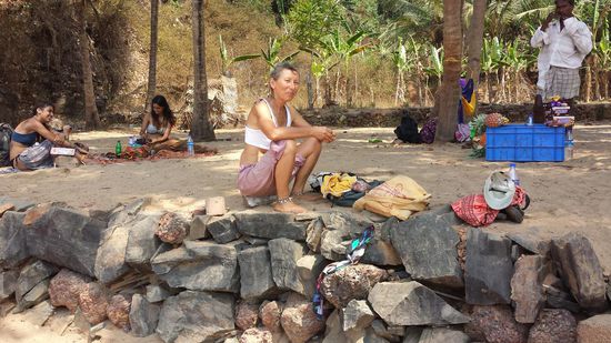 Jetzt sind wir an der Paradise Beach angekommen.
Hier gibt es keine Hütten oder Häuser.Die Leute schlafen in Zelten oder Hängematten.