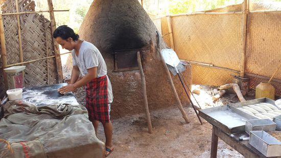 Fleißige Nepalesen betreiben ein Cafe Restaurant auf dem Cliff.
Die Backwaren werden im Lehmofen gebacken.