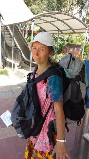 Wie man sieht, sind wir von den Farbatacken nicht begeistert.
Wir mußten uns am Flughafen erst mal reinigen, Bekleidung wechseln und und die Farbkleidung in den Mülleimer entsorgen.