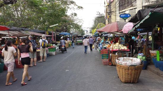 Straße durch den Frucht-und Gemüsegroßmarkt.