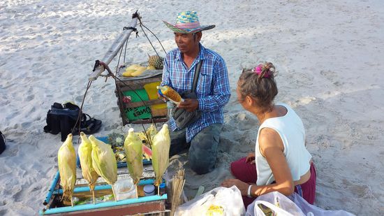 Maiskolbenverkäufer am Strand