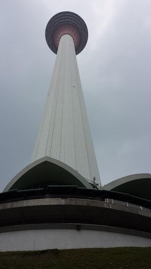 Mit dem Lift fahre ich den Fernsehturm hinauf, um die grandiose Aussicht auf die Stadt zu geniessen.