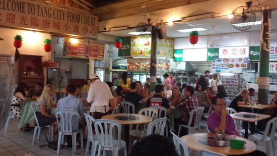 China Town ist ein Viertel mit engen Verkaufsgassen und vielen Restaurants.