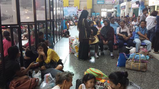 Wartende Fahrgäste im Bahnhof.
Wir hatten gehört, daß es im Norden sehr schön sein sollte.
Also kauften wir Tickets nach Chiang Mai, wir hatten noch Zeit.