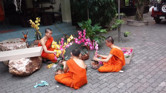 Novizen beim Herstellen von Blumengestecken.