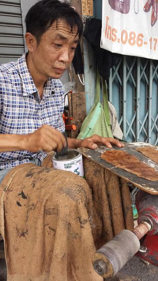 Unsere Teva Sandalen stinken bis zum Himmel. Um das Problem zu lösen,  lassen wir Ledersohlen einkleben.