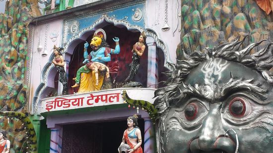 Die Frontseiten der Tempel erinnern uns Europäer an die Geisterbahn im Jahrmarkt