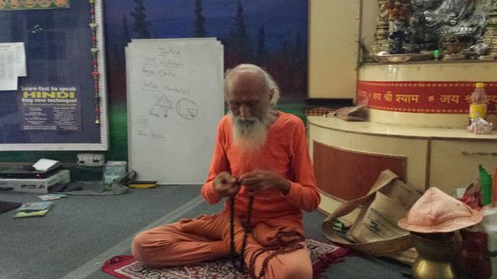 In Rishikesh lebt Swami Yogananda im Alter von 105 Jahren.
Wir nutzten die Gelegenheit um eine Yogastunde mit ihm zu machen