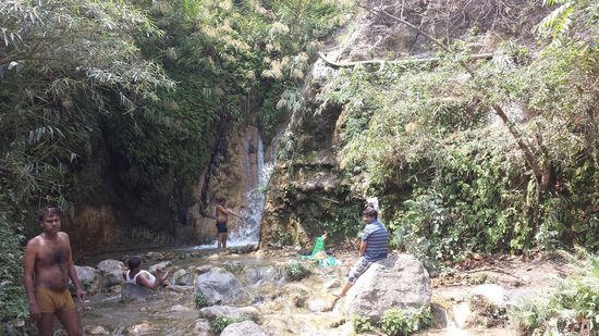 Eine Wegstunde von Rishikesh gibt es ein kleinenes Seitental vom Ganga
mit einem Bach und 2 Wasserfällen in einer wunderschönen Natur.