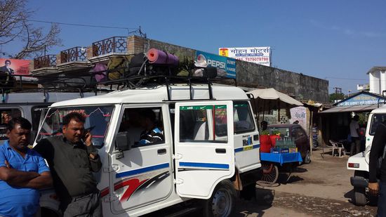 Am 10.04. fahren wir mit dem Sammeltaxi nach Uttarkashi.
Die Strasse führt ubers Gebirge duch viele Baustellen mit steilen Abgründen zum Flußtal. Der letzte Monsunregen hatte sehr viel zerstört.
