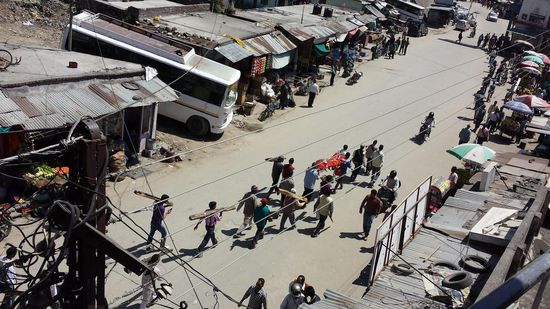 In Uttarkashi angekommen sehen wir am nächsten Morgen einen Leichenzug auf dem Weg zur Verbrennung.