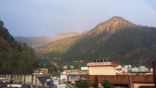 Nach einem Regenschauer erstrahlen die Berge wieder in der Sonne