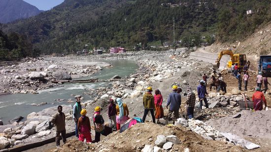 Im Flußbett wird Überall gearbeitet