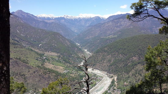 Blick flußaufwärts mit den schneebedeckten Gipfeln in der Ferne