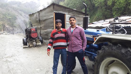 Nachmittags bin ich durchnäßt in Sangamchatti angekommen. Der rechte junge Mann heißt Dev und er lädt mich ein bei ihnen in der Wellblechbude zu
übernachten.Dev leitet hier die Baustelle und sie machen Vorbereitungsarbeiten für ein Brückenfundament über den Assiganga.
Über diese Brücke soll mal ein Weg nach Dodital führen.