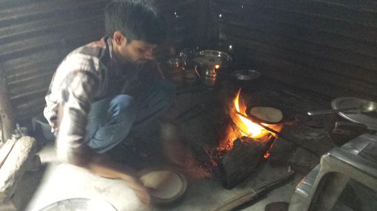 Chapatti mit Dhal und Reis gibt es zu essen.