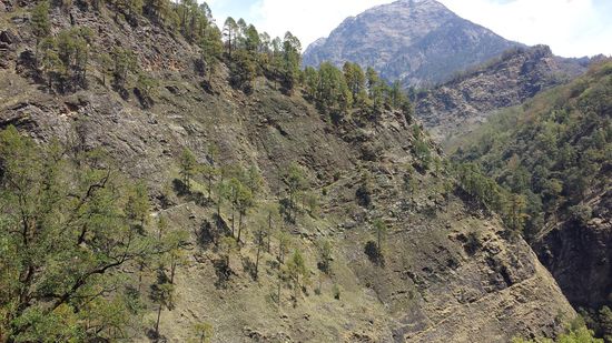 Aus der Ferne kann man nicht erkennen, daß hier ein schmaler Eselspfad nach oben führt.