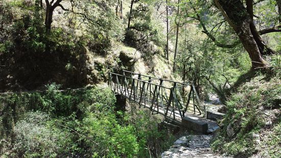 Bei trockenem Wetter überquere ich den Assiganga und steige auf nach Naugaon.