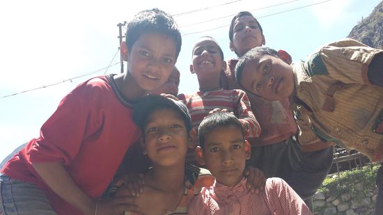 Wie überall in Indien werde ich hier von neugierigen Kindern umringt.