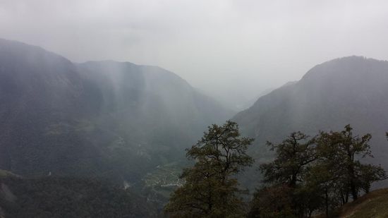 Es regnet bald und ich komme nass und kalt im Dorf wieder an.