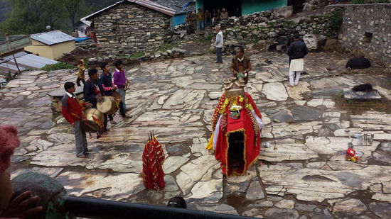 Es ist ein Feiertag  und ein Fest wird auf dem Dorfplatz veranstaltet.