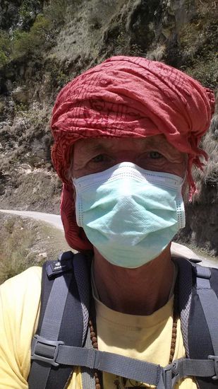 Am Montag den 21.04. mache ich mich auf den Weg nach Gangotri.
Die Maske brauche ich, wenn Kraftfahrzeuge die staubige Straße befahren.