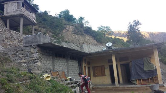 Oben an der Straße auf den Pfählen ist das Restaurant und hier kann ich die Nacht schlafen.