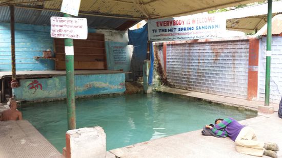 In Gangnani bleibe ich 4 Tage und steige 2X täglich in das heisse Thermalwasser.