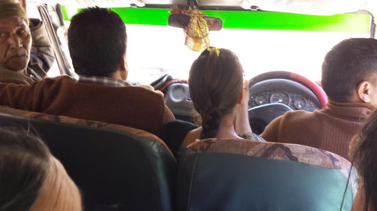 Tagesfahrt nach Bathwari zum Einkaufen.
Optimale Ausnutzung des Platzes im Jeep. Vorne sitzen mit dem Fahrer 4 Leute, auf meiner Bank sind wir 4 und hinten noch 4 Fahrgäste.