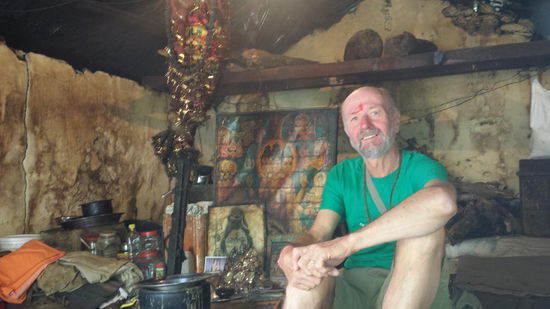 Zu gast beim Sadu neben dem Tempel.