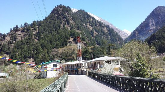 Dorfeingang von Harsil. Das Dorf war vom Militär belegt und Touristen duften nicht übernachten.