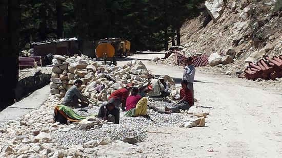 Am Straßenrand werden wie vor 100 Jahren in Europa Steine geklopft