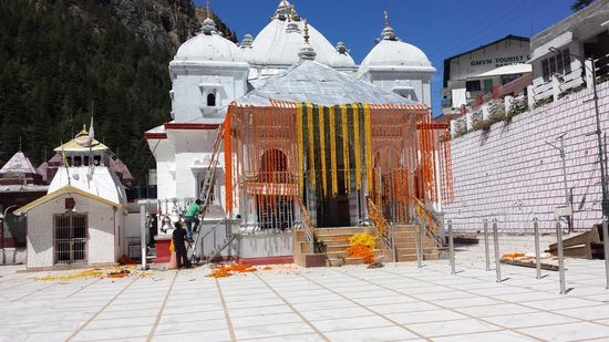 Der Tempel wird zur Eröffnungsfeier gerüstet.