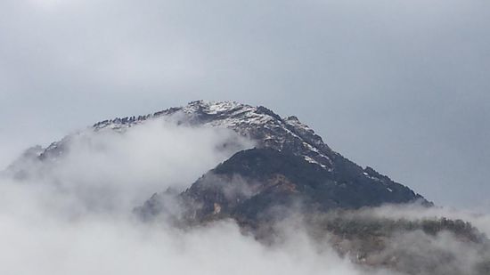 Nach dem Regentag hägen die Wolken noch an den Hängen.