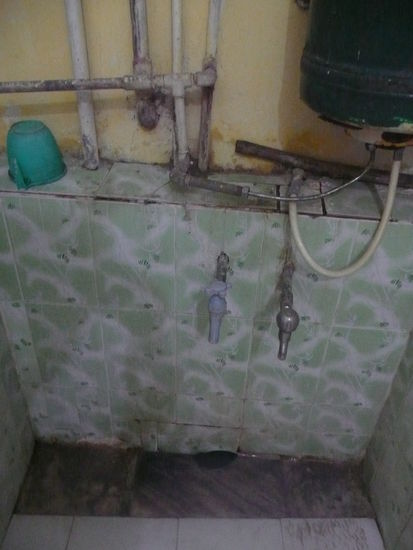 Na dann kommen wir erstmal in mein ... äääääh ... angekündigtes "Badezimmer" ...